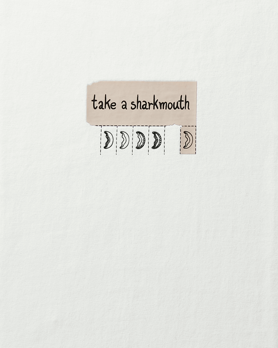 TAKE A SHARK MOUTH GRAPHIC T-SHIRT (WHITE)